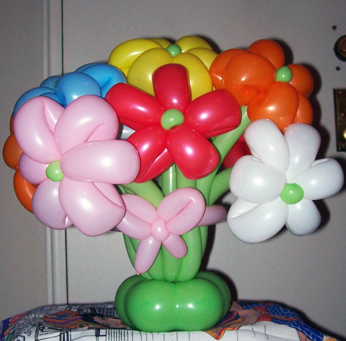 Цветок из 6 шаров. Цветы из воздушных шаров. Моделирование из шариков. Цветы из шаров для моделирования. Моделирование из воздушных шариков.